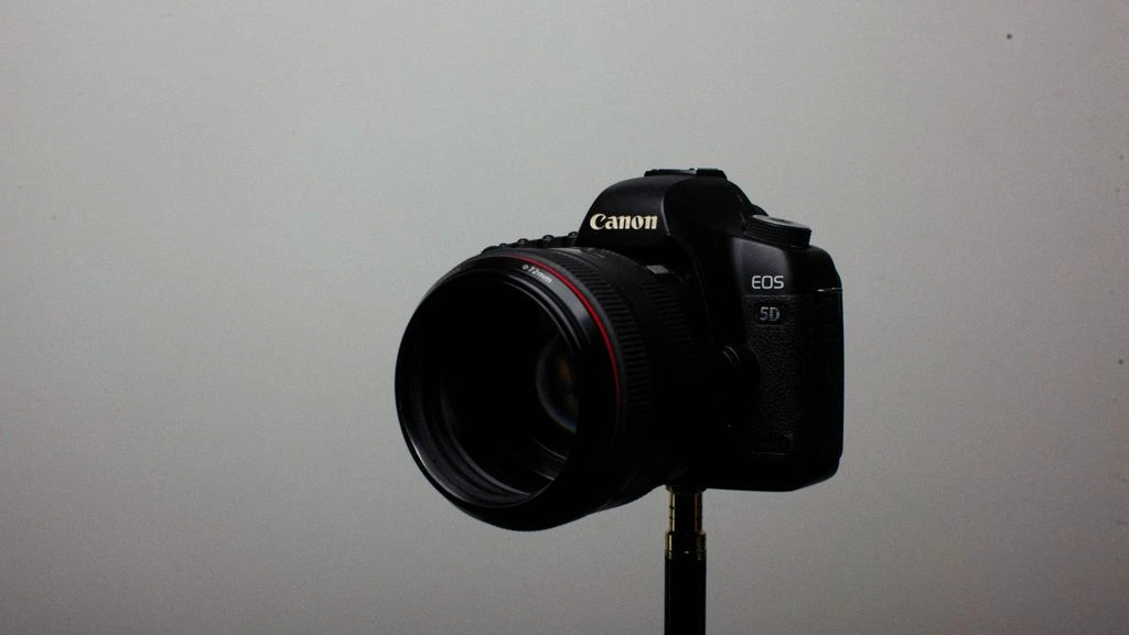 Original uncompressed product photo of a ceramic mug, weighing 2.4 MB.